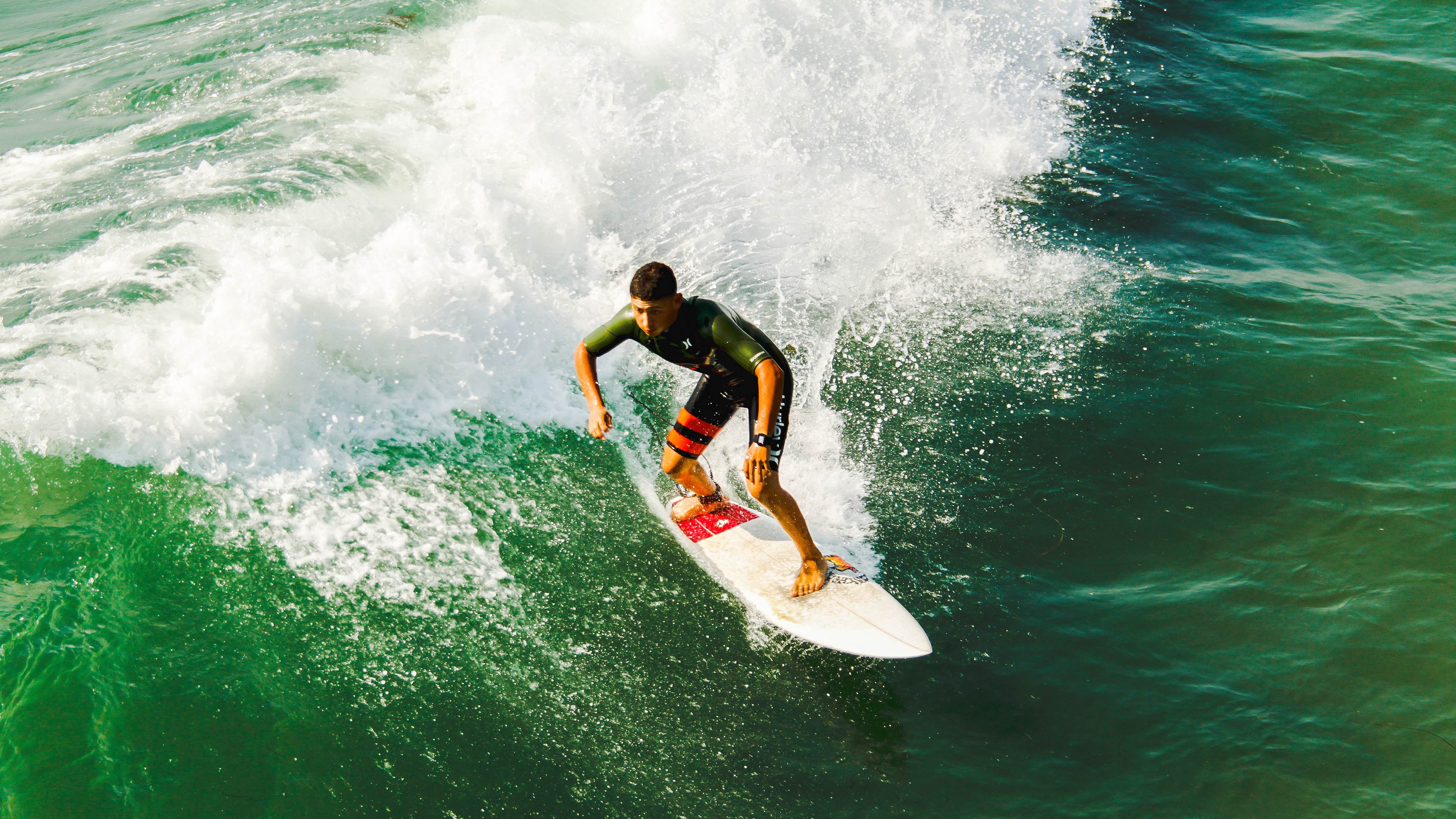 乐鱼体育app官网下载-C罗亲吻国旗庆祝晋级决赛,c罗情侣